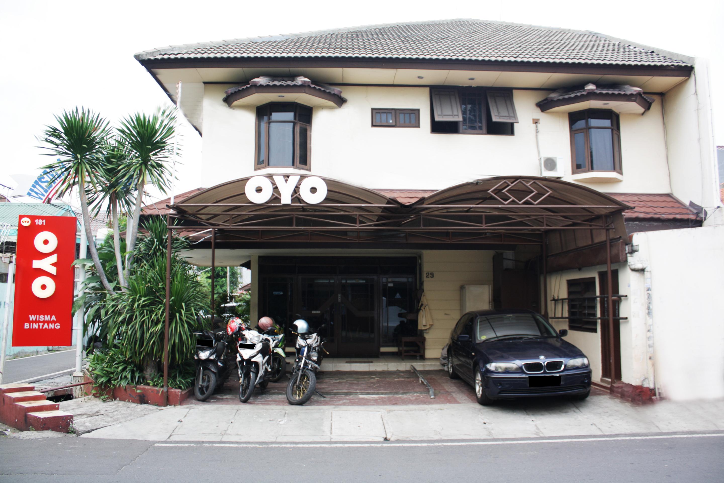 Vaccinated Staff - Oyo 181 Wisma Bintang Jakarta Buitenkant foto